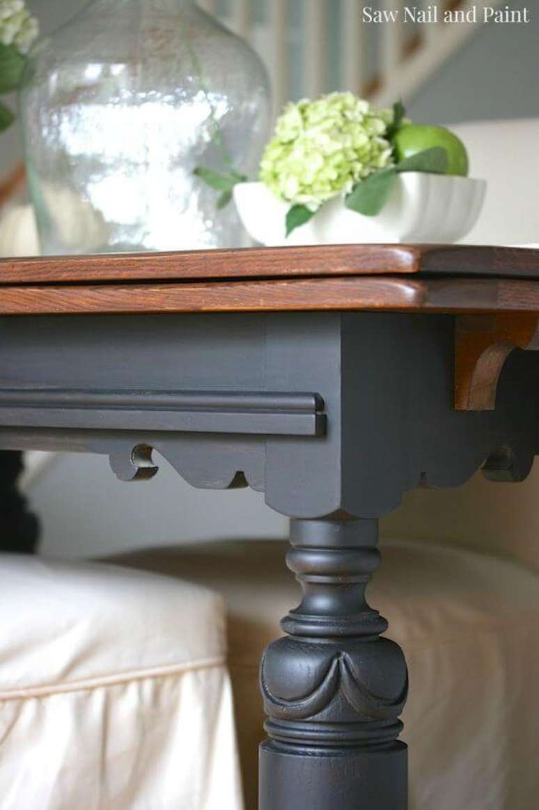 61. Detalhes de uma mesa provençal de madeira – Foto Sawnalinad Paint