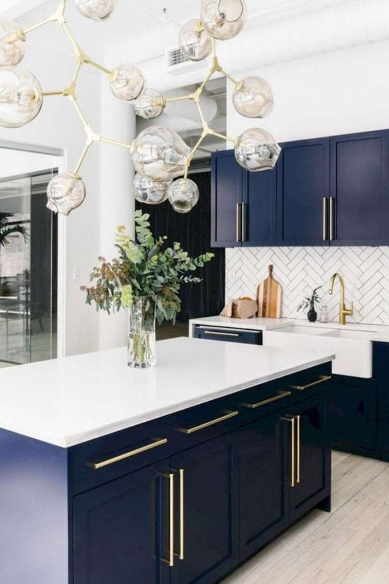 1. Cozinha azul com silestone branco e detalhes em dourado na decoração – Foto Vogue