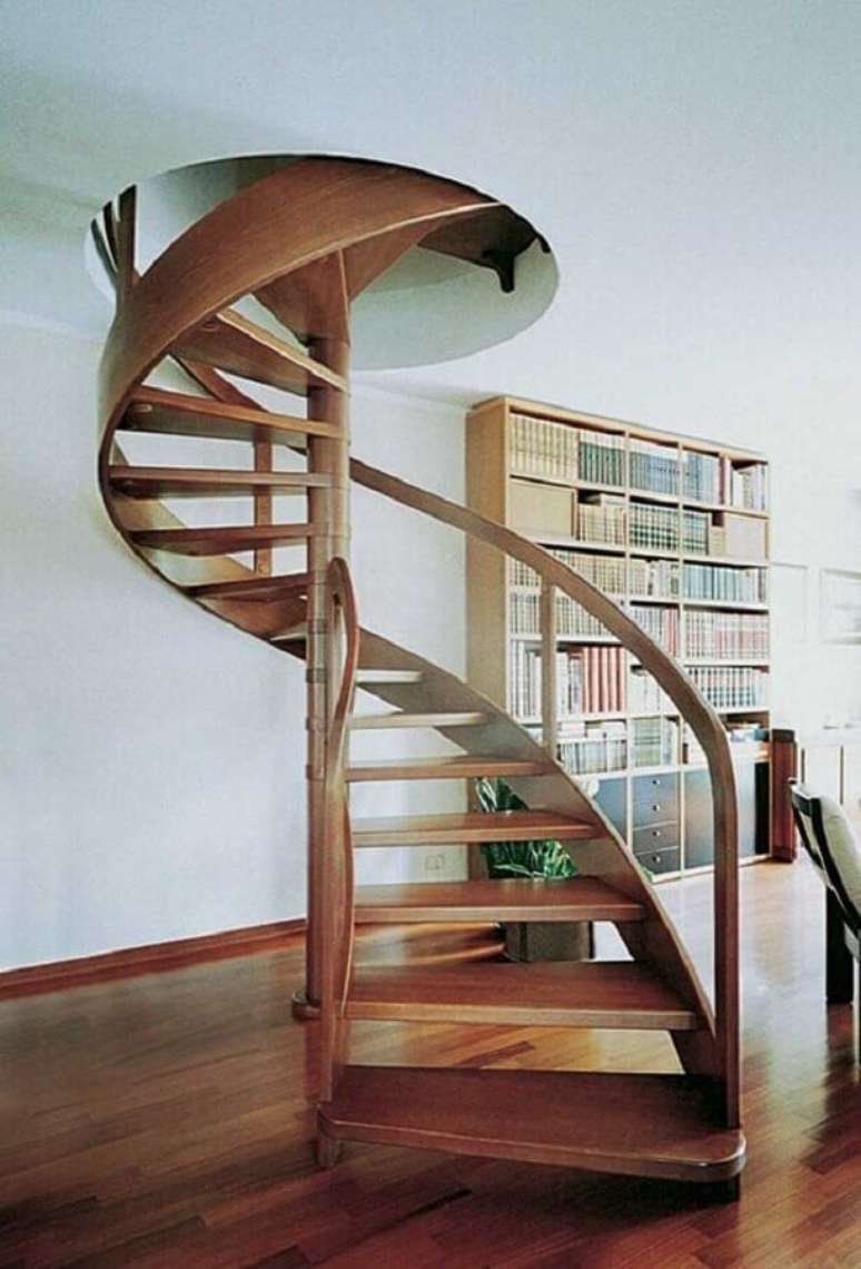 50. Escada espiral de madeira para decoração de casa clean – Foto: Pinterest