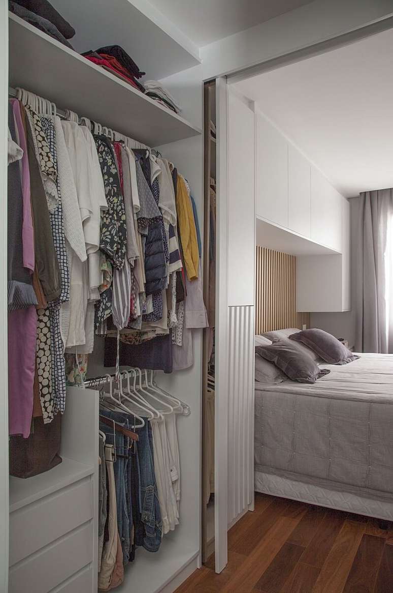 4. Closet planejado e camuflado pela porta de vidro espelhada. Projeto de Bruno Moraes Arquitetura e Interiores