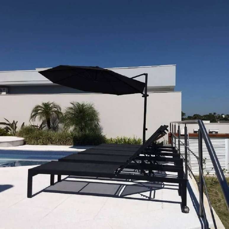 41. A moderna espregui&ccedil;adeira piscina toda preta levou um toque sofisticado &agrave; &aacute;rea externa &ndash; Foto: Requinte externo