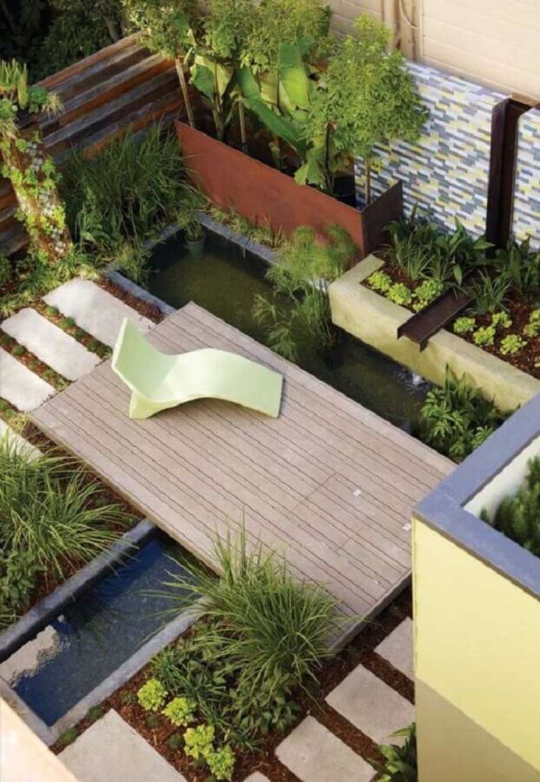 27. Linda decoração para jardim com pequeno lago artificial e espreguiçadeira de plástico – Foto: Architizer