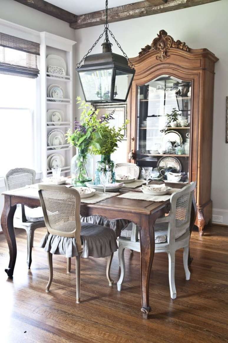 7. Sala de jantar rústica com mesa provençal e cristaleira de madeira – Foto Pinterest