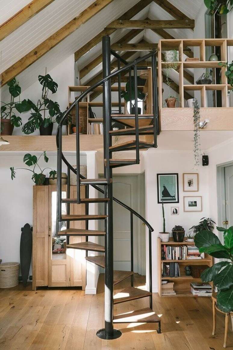 18. Casa rústica decorada com escada espiral de ferro com degraus de madeira – Foto: MissMoss