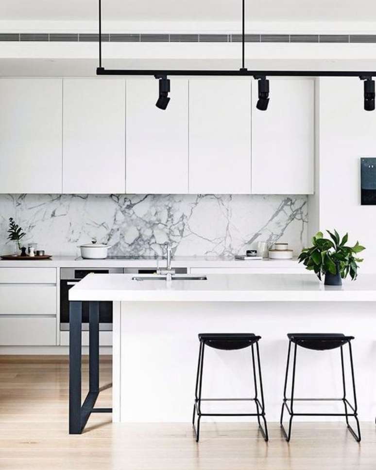 35. Cozinha branca com silestone branco na ilha gourmet e bancada – Foto Casa Claudia