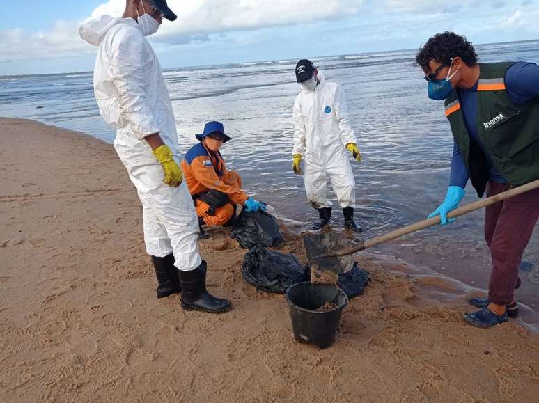 Retirada do material da costa baiana envolveu equipe de 35 pessoas, entre t&eacute;cnicos e bi&oacute;logos