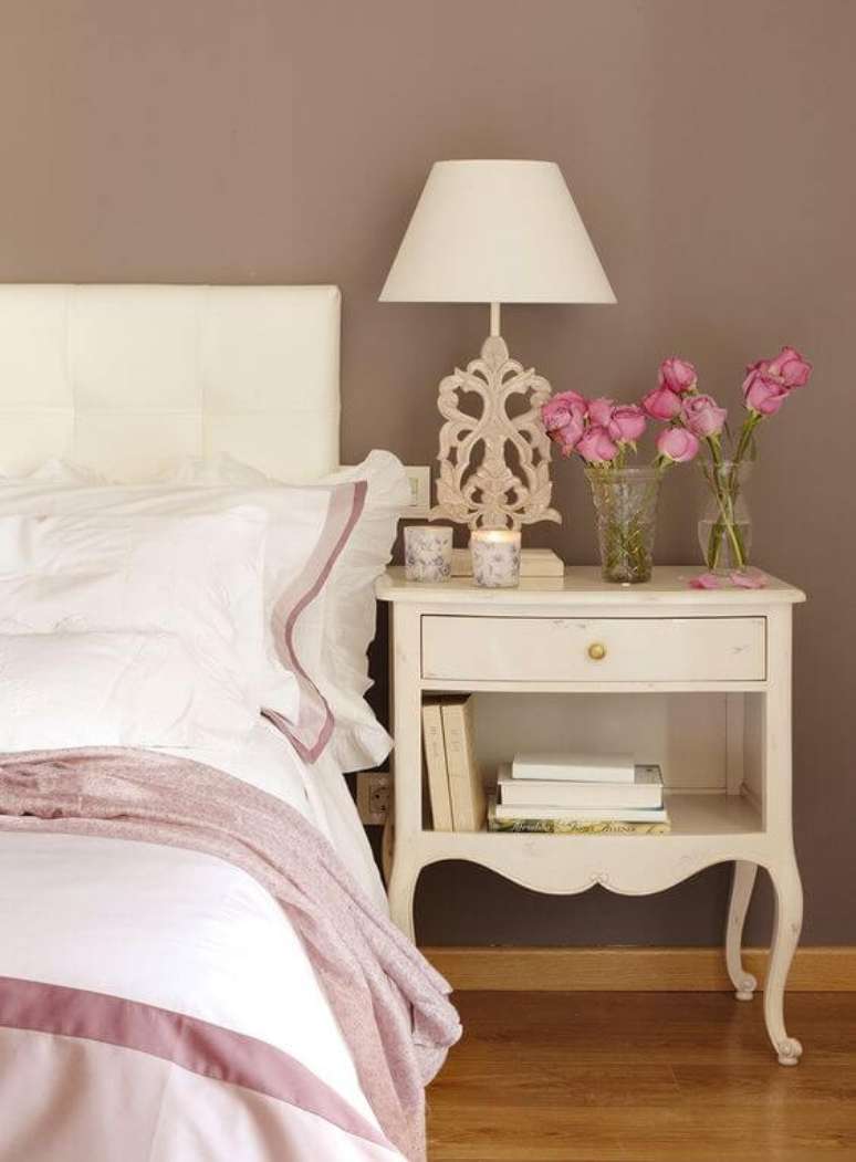 6. Mesa de cabeceira proven&ccedil;al para quarto de casal chique e romantico &ndash; Foto El Muebl