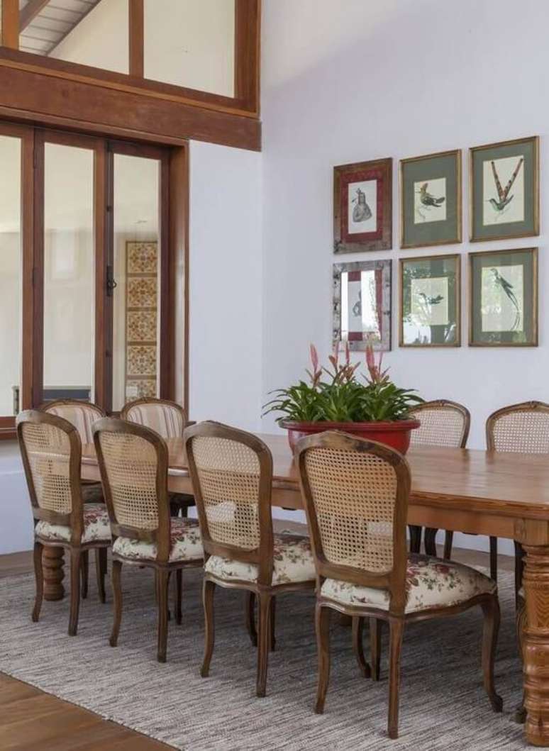 48. Sala rústica com mesa provençal retangular para 12 lugares – Foto Revista V