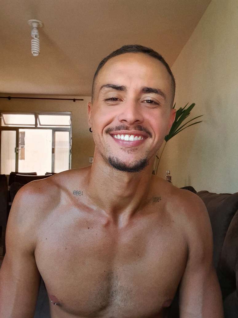 'Todo mundo faz sexo, s&oacute; que entre quatro paredes. A diferen&ccedil;a &eacute; que o que eu fa&ccedil;o &eacute; exposto', diz Jo&atilde;o Marcos