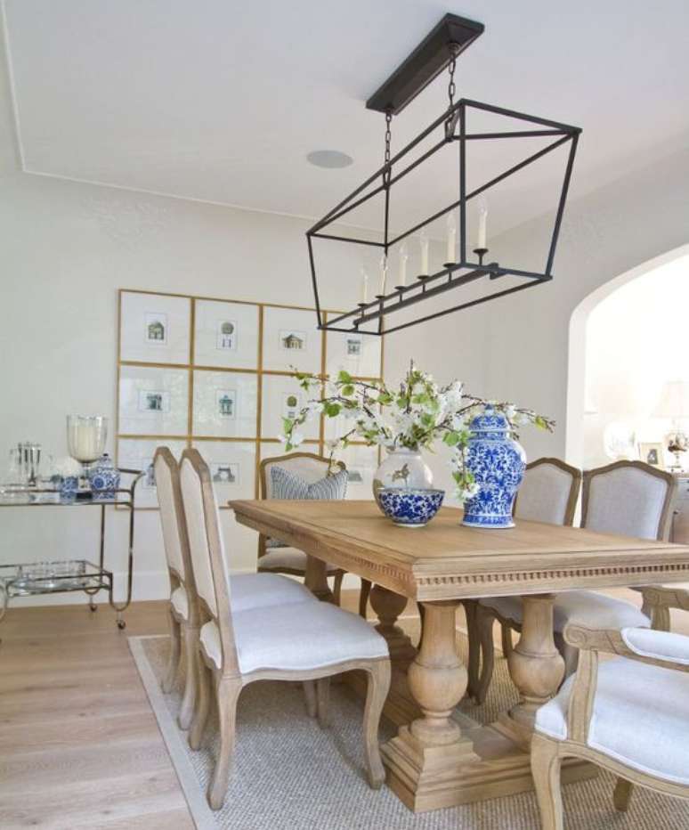 42. Sala de jantar com mesa provençal de madeira – Foto Home Bunch