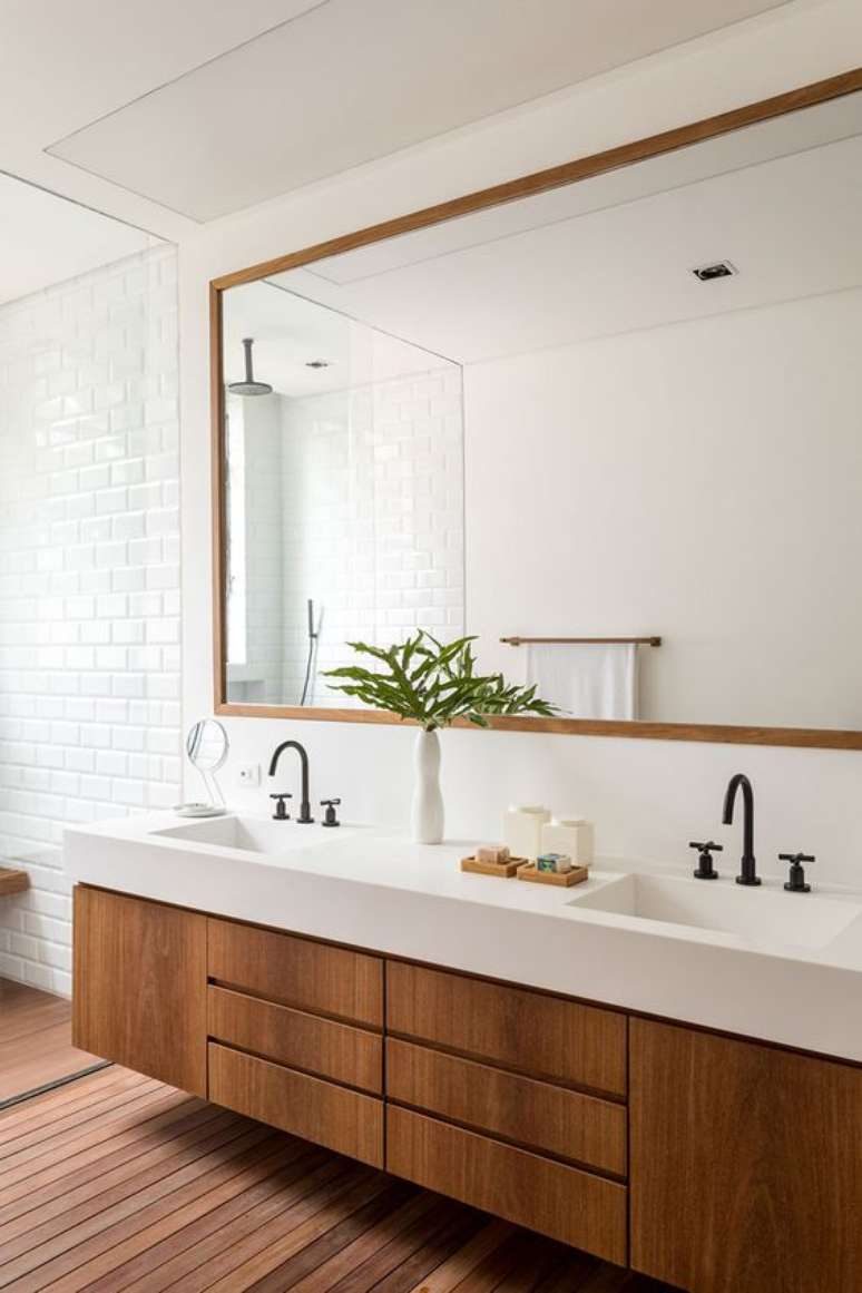 23. Banheiro com armário de madeira com silestone branco – Foto Casa de Valentina