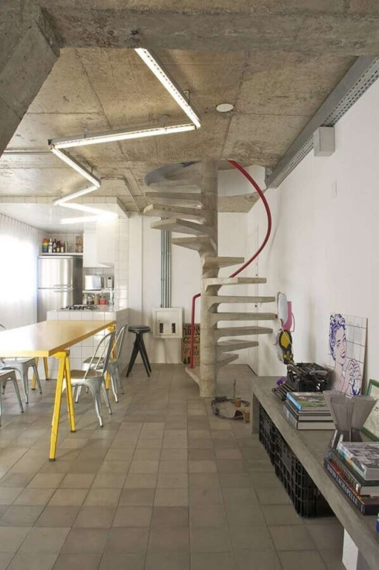 45. Escada espiral de concreto para decoração de casa com estilo industrial – Foto: Pinterest