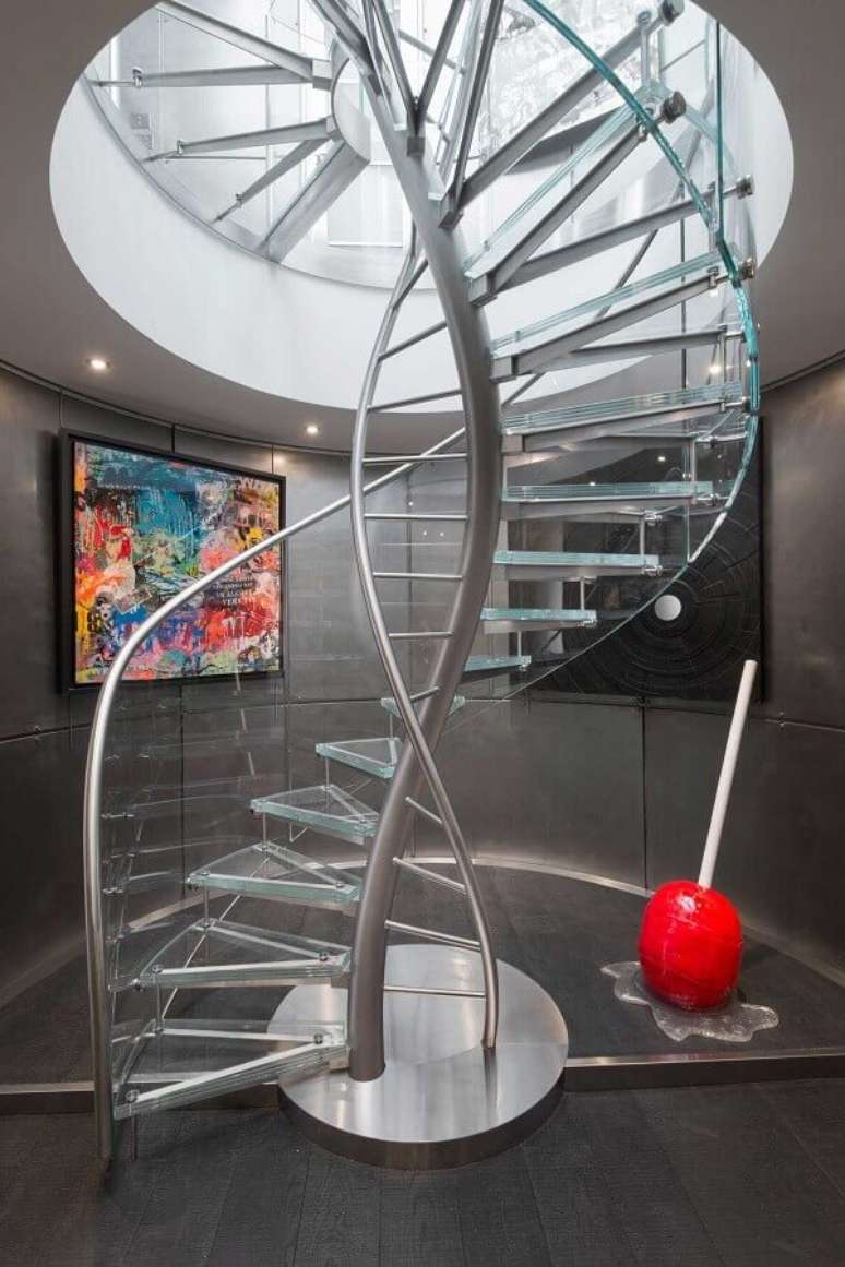 34. Decoração moderna com escada espiral de vidro – Foto: Pinterest