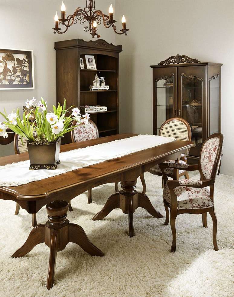 47. Sala rustica com mesa provençal de madeira móveis do mesmo material – Foto CBlanc
