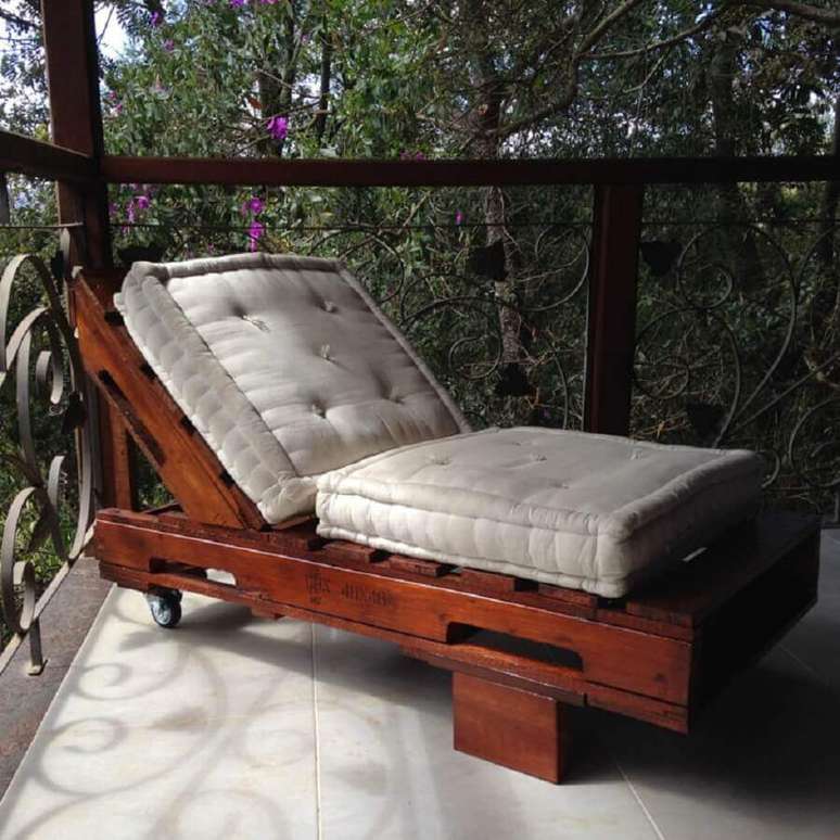 44. Modelo arrojado de espregui&ccedil;adeira de madeira estofada para varanda &ndash; Foto: S&eacute;rgo Heitor de Faria