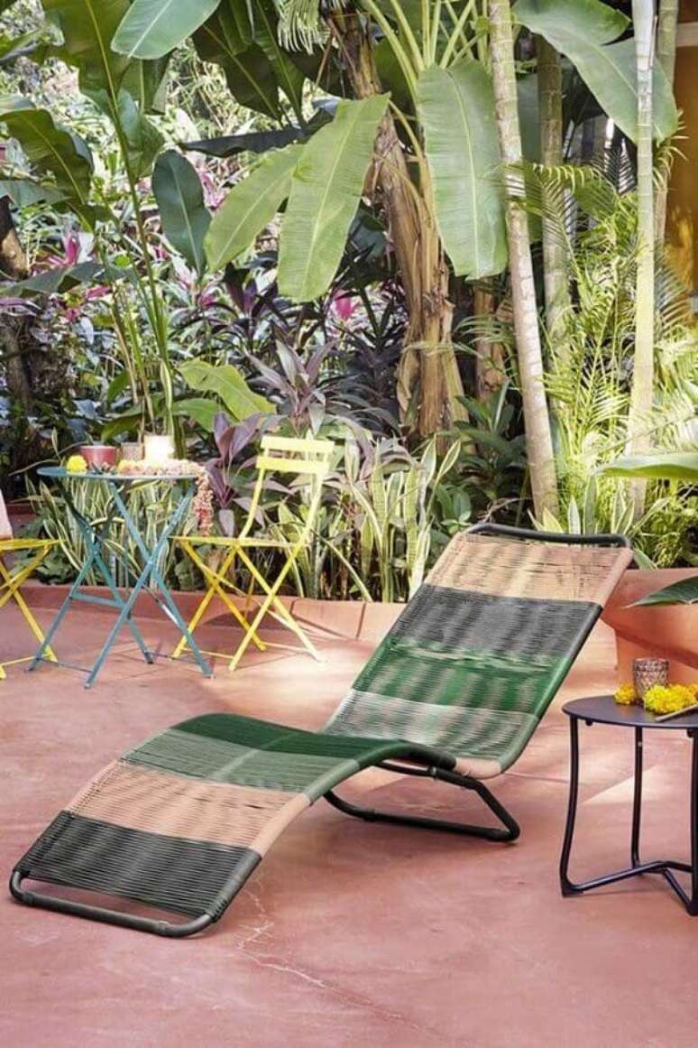 14. Decora&ccedil;&atilde;o simples com espregui&ccedil;adeira de pl&aacute;stico e ferro &ndash; Foto: Meubles Surmont