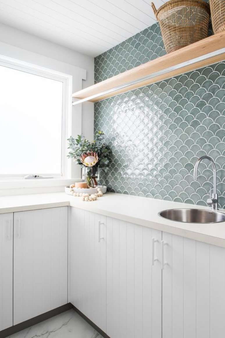 43. Cozinha com silestone branco e azulejo verde – Foto Adore Magazine