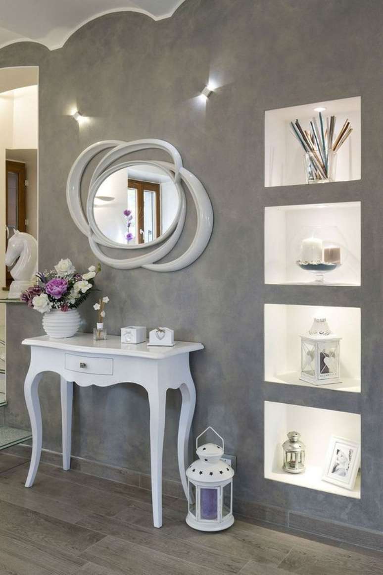 38. Sala de estar com mesa lateral provençal branca e decoração cinza – Foto Deavita