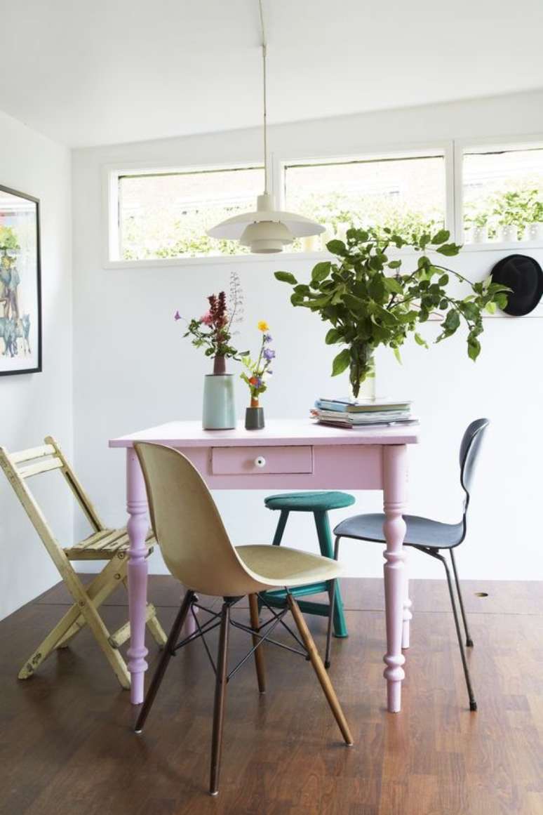 33. Reforma de cadeira para mesa de jantar colorida – Foto Bolig Magasinet