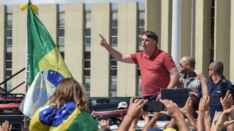 Bolsonaro em um dos atos que pediam interven&ccedil;&atilde;o militar, em abril de 2020; caso foi arquivado no STF, mas outro semelhante foi aberto