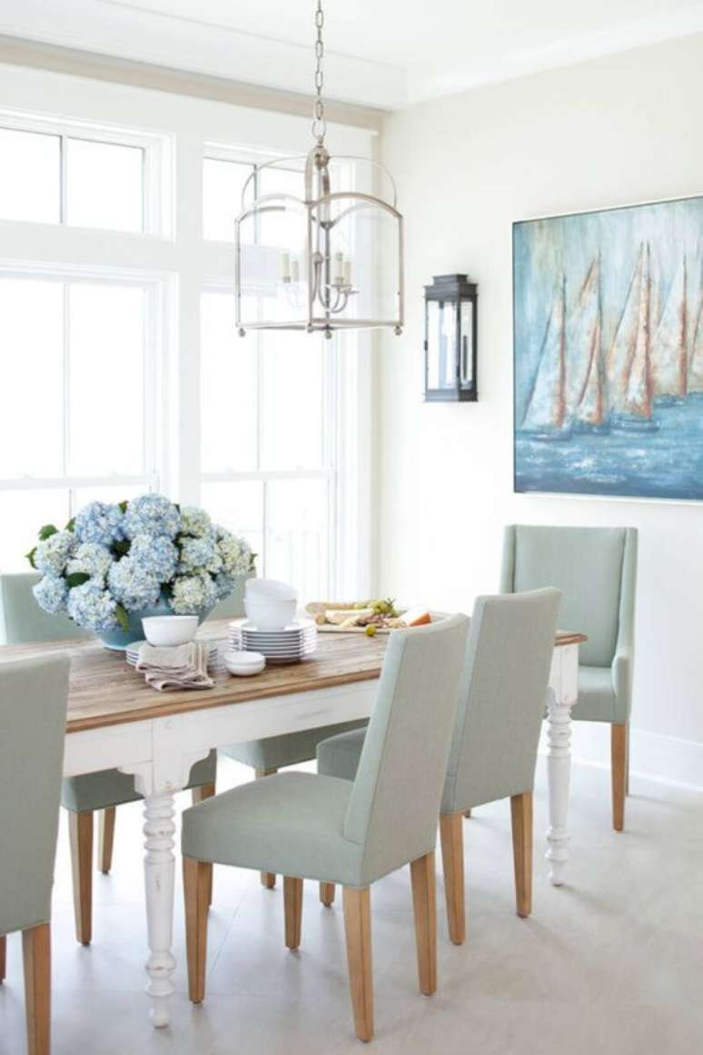 45. Sala moderna com mesa provençal branca e cadeiras cinza claro – Foto Futurist Architecture