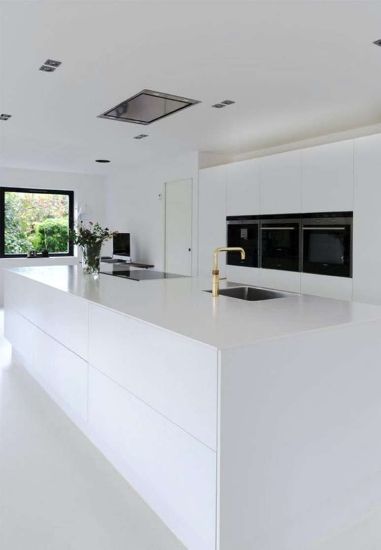 36. Cozinha branca com silestone branco &ndash; Foto Pinterest