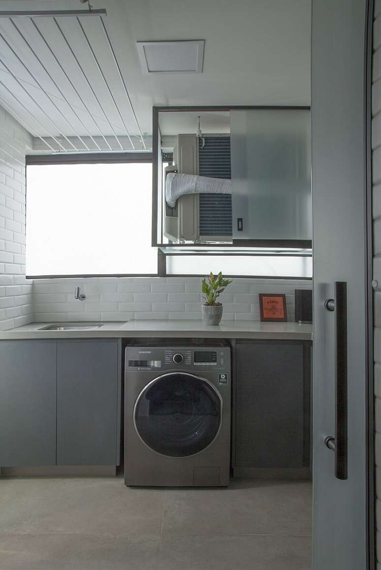 11. Vista de outro ângulo do lavabo para a lavanderia. Projeto de Bruno Moraes Arquitetura e Interiores