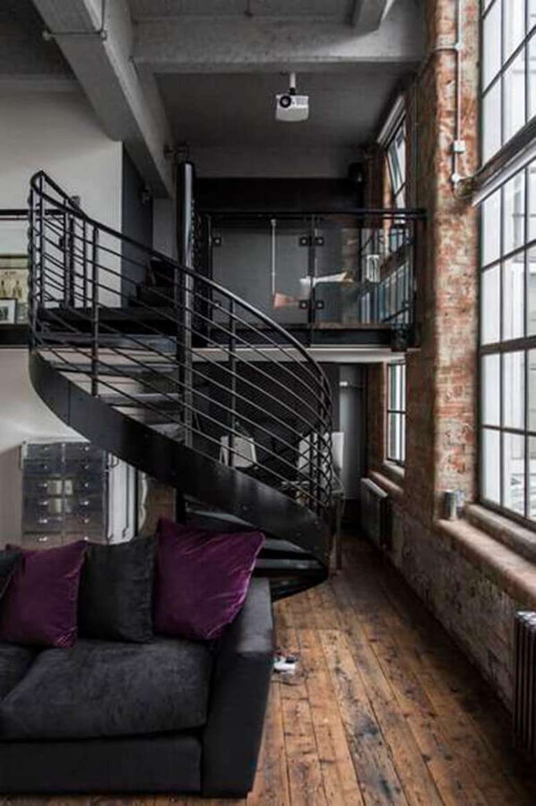 32. Decoração estilo industrial para casa com piso rústico e escada espiral de ferro – Foto: Futurist Architecture