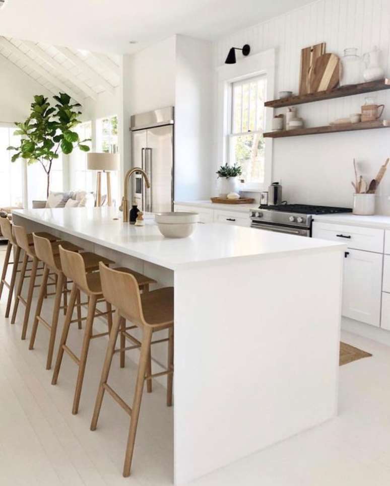 5. Ilha de cozinha moderna de silestone branco – Foto Casa Tres Chic