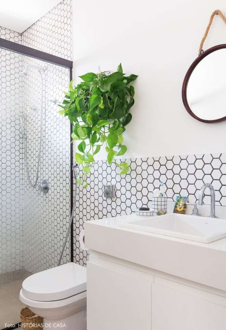 29. Banheiro moderno com silestone branco e papel de parede geometrico – Foto Histórias de Casa