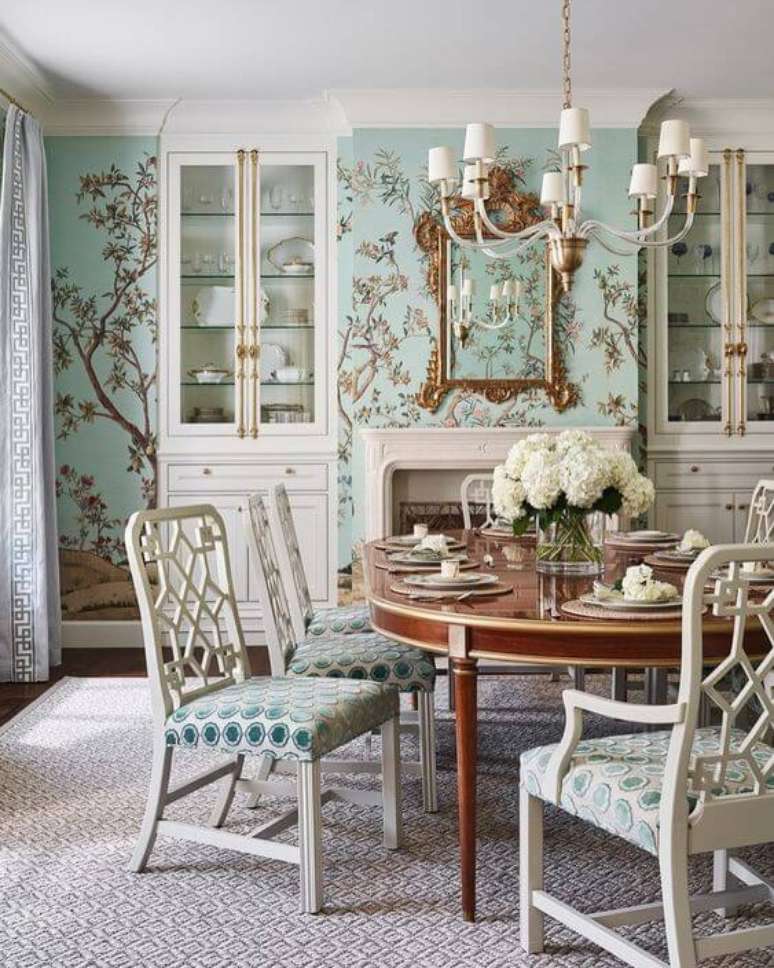 57. Decoração com papel de parede floral azul e mesa provençal – Foto Instagram