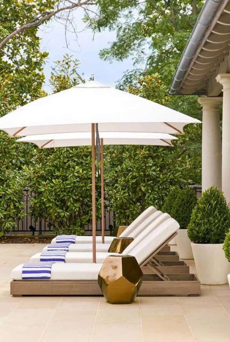 52. Decora&ccedil;&atilde;o clean para &aacute;rea externa com cadeira espregui&ccedil;adeira de madeira com almofadas brancas &ndash; Foto: Mauricio Gebara Arquitetura