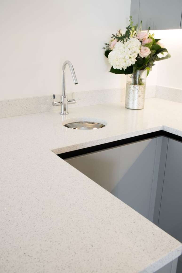 50. Cozinha em U com bancada de silestone branco – Foto First Stone Worktops