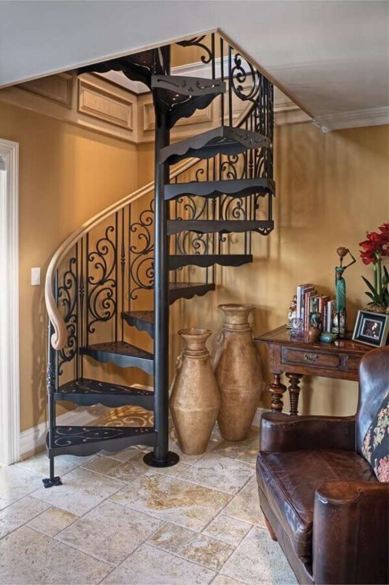 19. Decoração clássica para casa com escada espiral de ferro – Foto: The Iron Shop