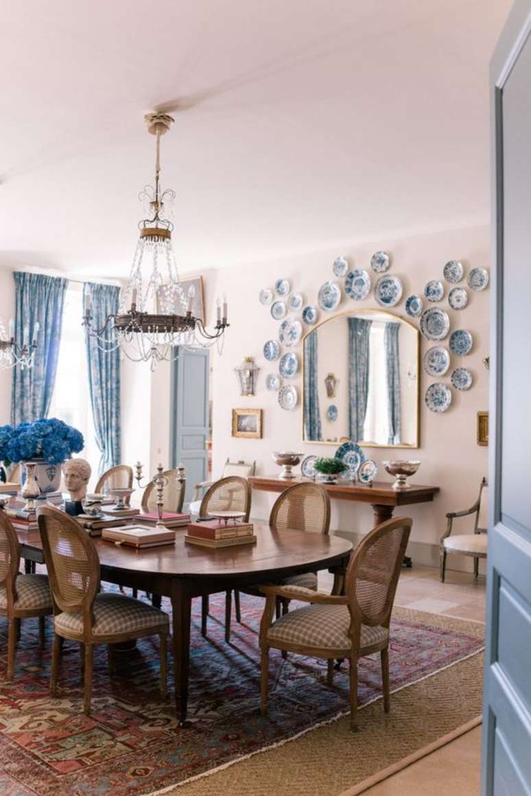 44. Sala de jantar grande com mesa estilo provençal de madeira e decoração em tons de azul – Foto Galmeet Glam