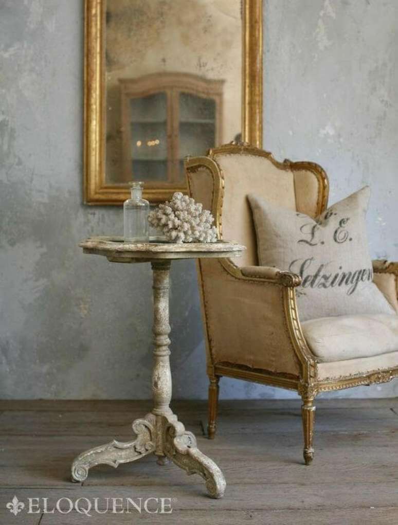 9. Mesa lateral provençal branca para sala clássica – Foto Eloquence