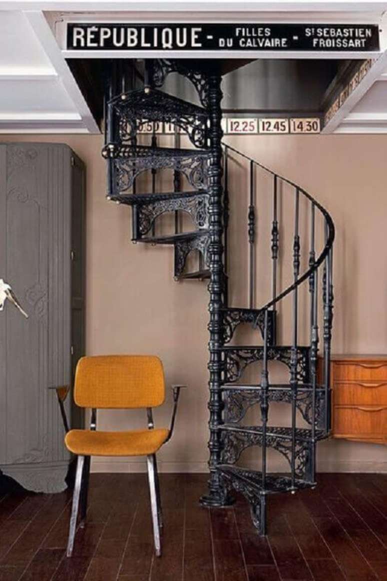 38. Decoração simples com modelo clássico de escada espiral de ferro – Foto: Côté Maison