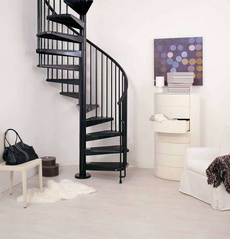 49. Escada espiral de ferro preto para decoração minimalista – Foto: Pinterest