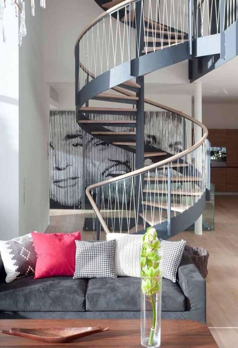60. Tons de cinza para decoração de casa com escada espiral moderna – Foto: Pinterest