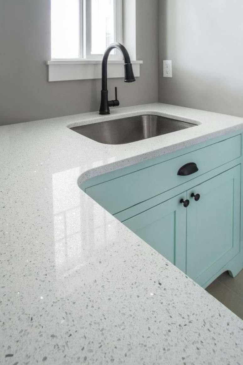 53. Cozinha moderna com silestone branco stellar brilhante – Foto Aquagranite