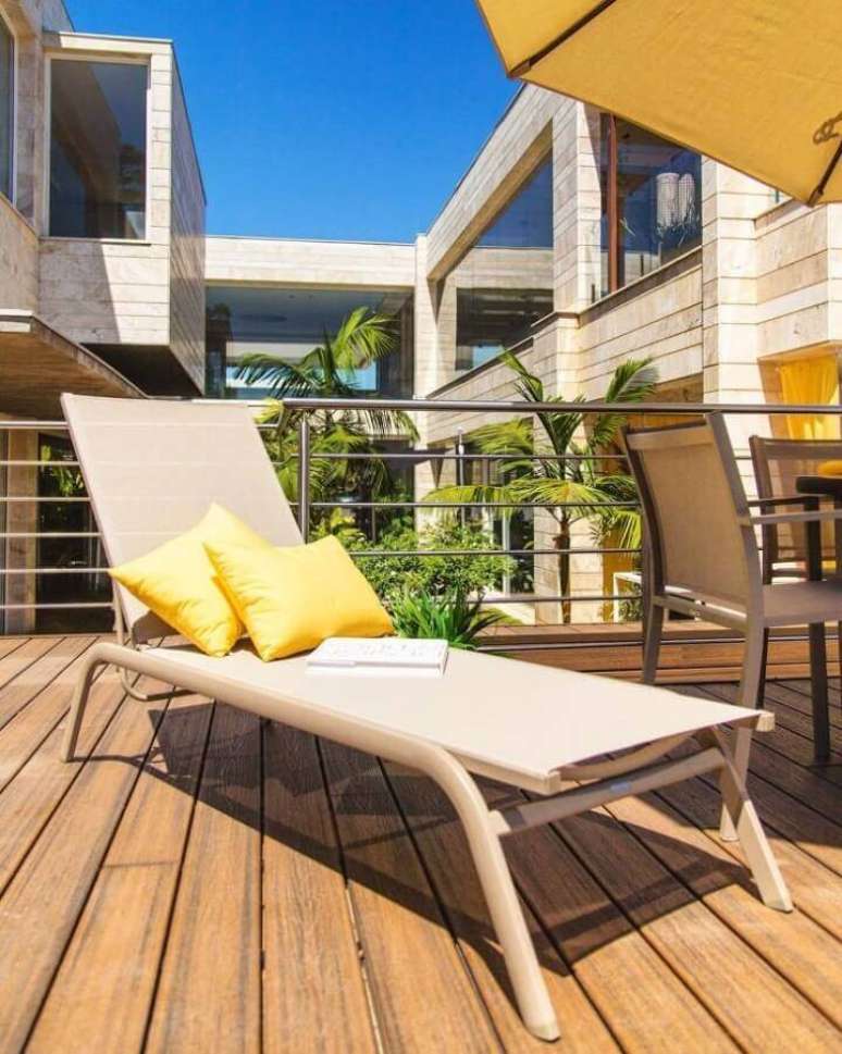 21. Espregui&ccedil;adeira de madeira com design minimalista &ndash; Foto: Bamboo Casa