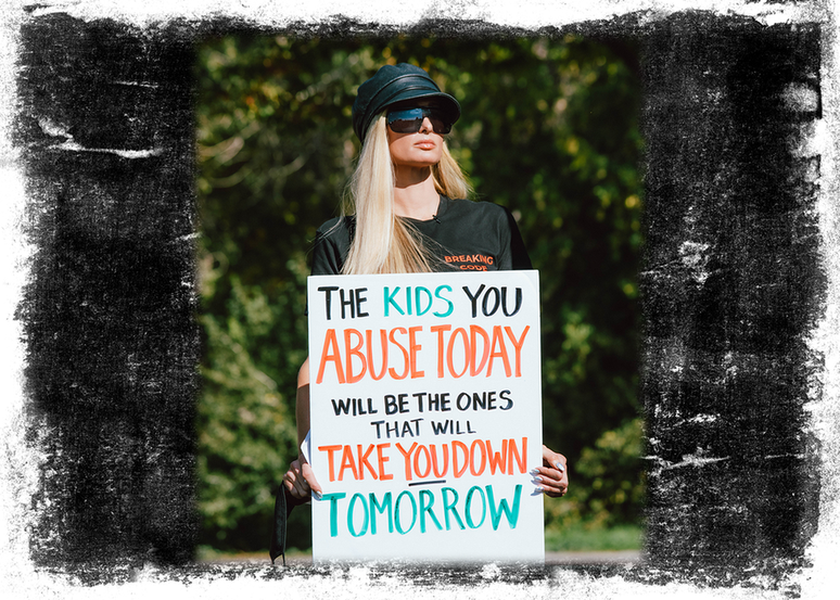 Paris Hilton segura cartaz: 'As crianças de quem você abusa hoje serão aquelas que o derrubarão amanhã'