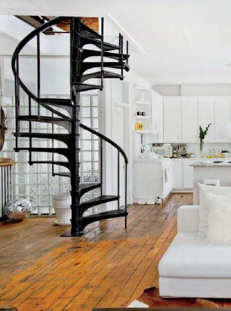 7. A escada espiral de ferro preta se destacou na decoração da casa branca – Foto: Planete Deco