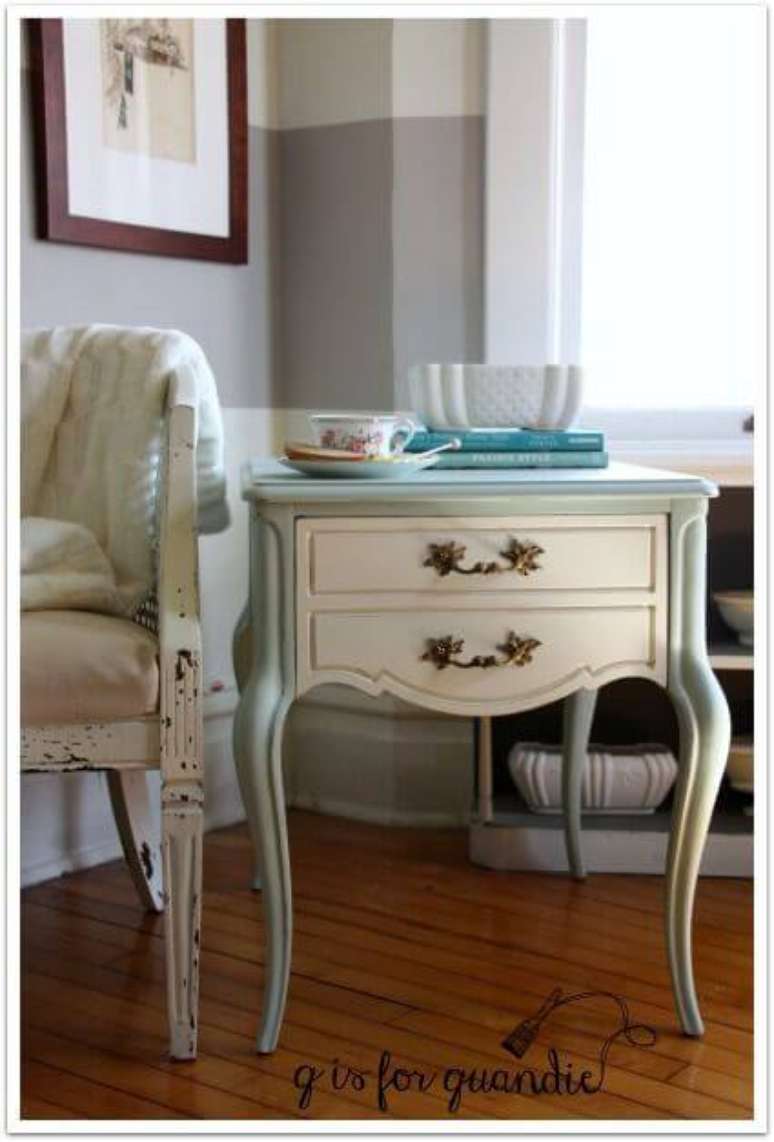 64. Mesa de cabeceira provençal branca e azul claro – Foto Pinterest