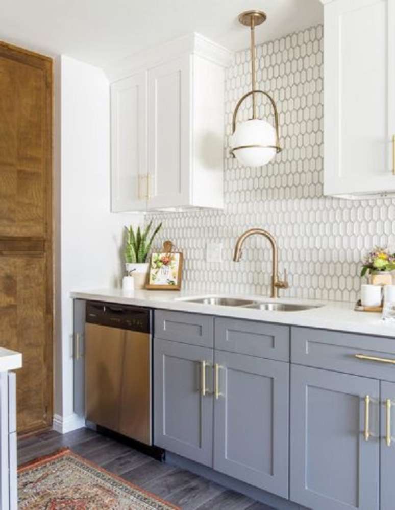 44. Cozinha com silestone branco e torneira dourada moderna – Foto Vantage Design Studio