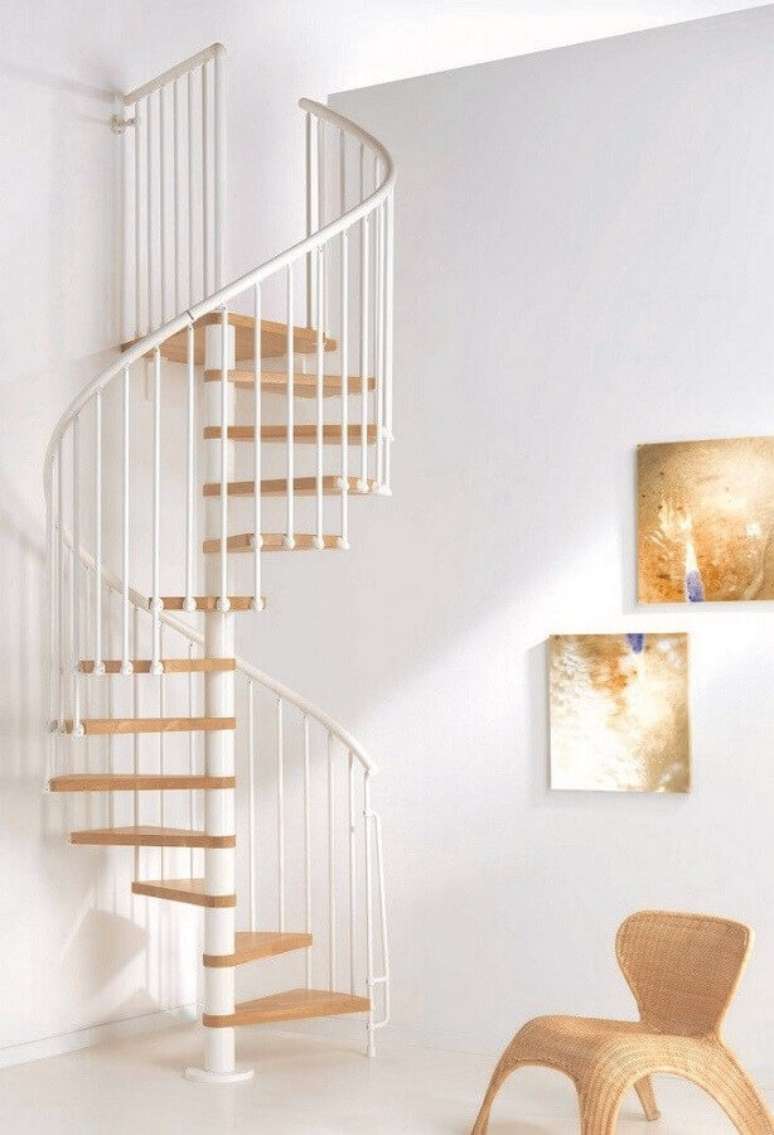33. Decoração minimalista para casa com escada espiral com degraus de madeira clara – Foto: Pinterest