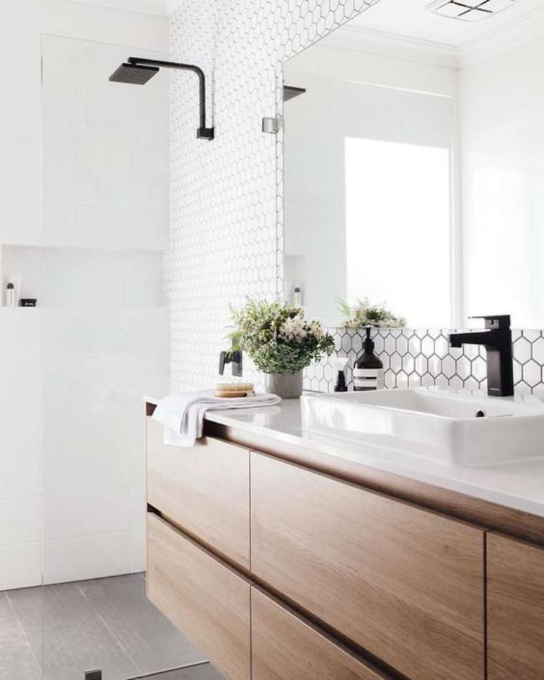 26. Banheiro com silestone branco e torneira preta – Foto Frederick Real State Online