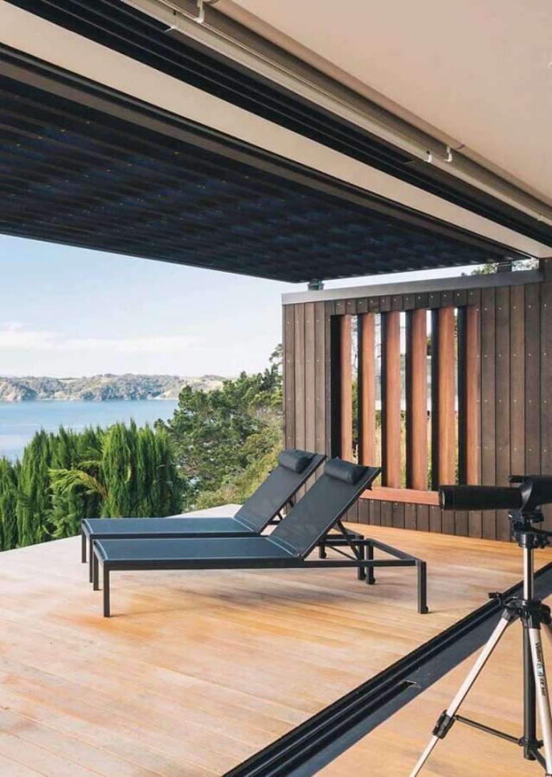 54. A cadeira espregui&ccedil;adeira tamb&eacute;m &eacute; uma &oacute;tima op&ccedil;&atilde;o de m&oacute;vel para varandas &ndash; Foto: Architonic