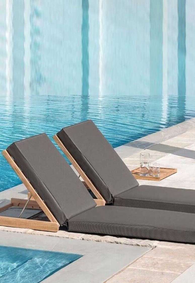 48. Modelo minimalista de espreguiçadeira dobrável para piscina – Foto: Pinosy