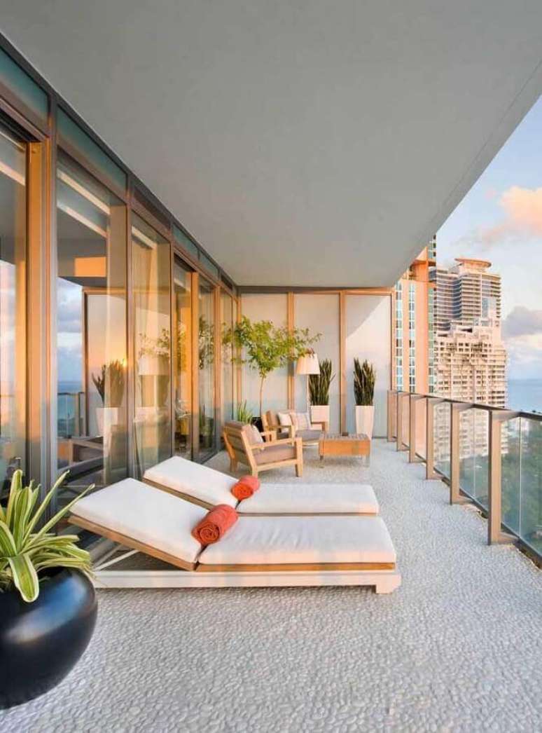 10. Decora&ccedil;&atilde;o em tons neutros para varanda com dupla de espregui&ccedil;adeira estofada &ndash; Foto: Pinterest